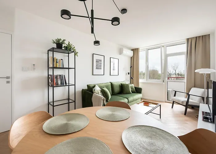 Saska Kepa 2-bedroom By Bookinghost